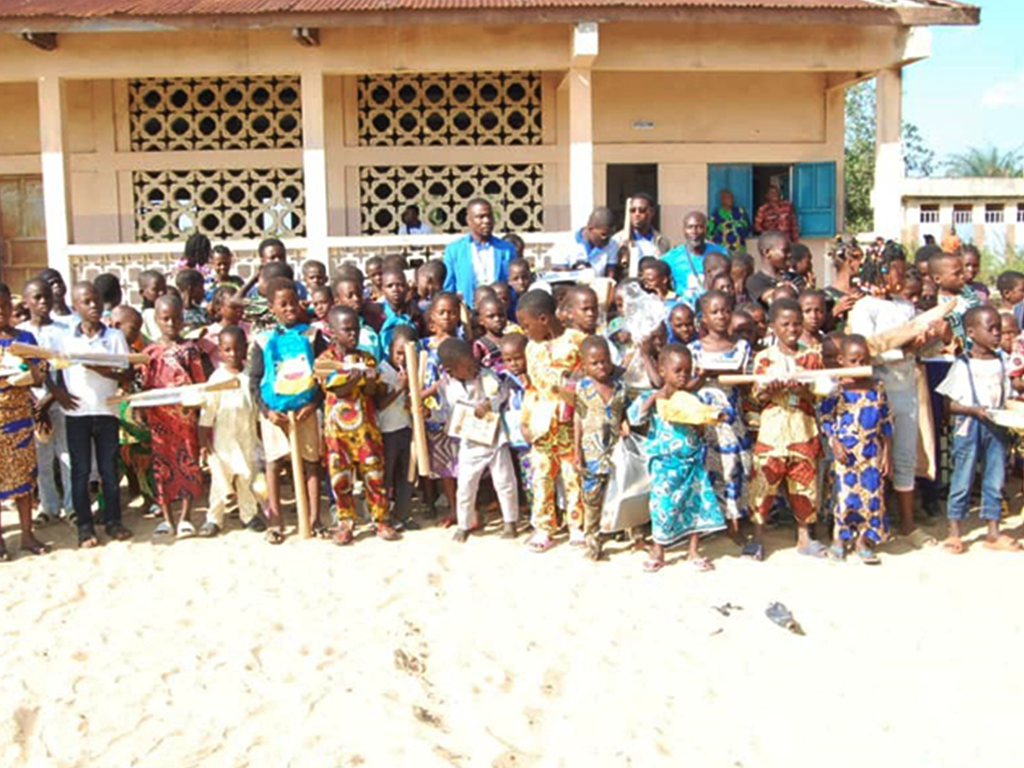 Distribution de kits scolaires